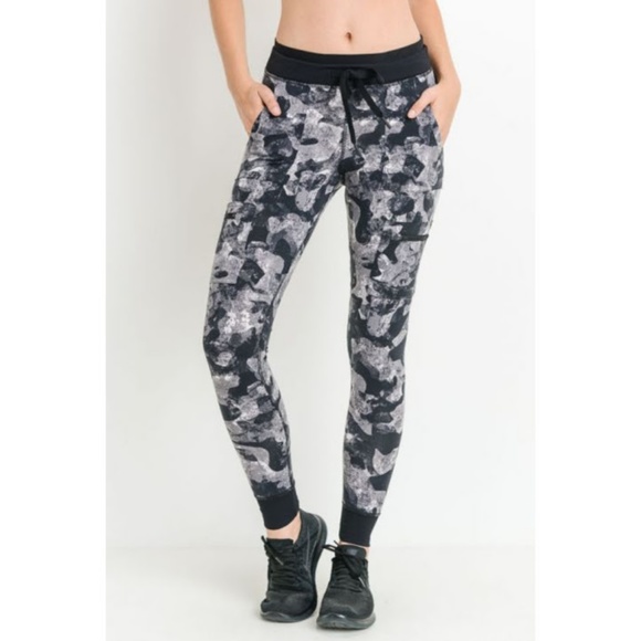 Monochrome Camo Print Cargo Skinny Joggers Hybrid - Picture 4 of 7